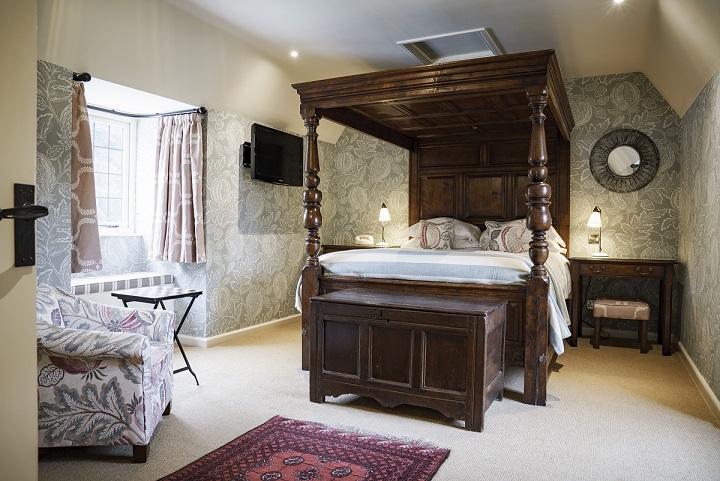  feature bedrooms at Bear of Rodborough with a four-poster bed